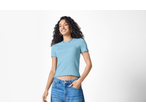 Tricou reiat Esmara de damă, albastru deschis, purtat de o femeie zâmbitoare.