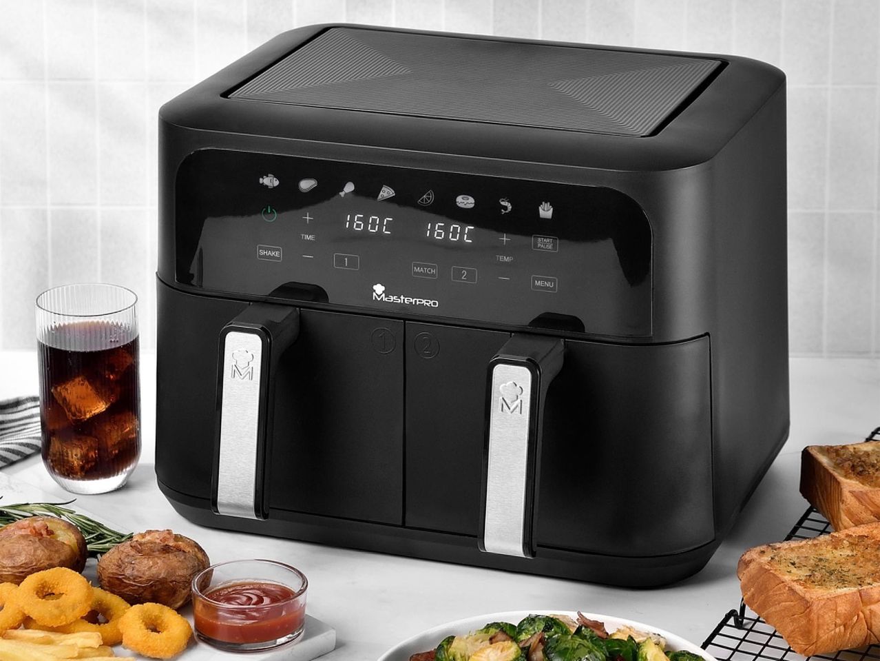 Egy fekete, digitális kijelzős, Cosori márkájú légkeveréses fritőz ételkínálattal.