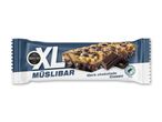 Müslibar med mørk chokolade og kakao i en blå og hvid indpakning.