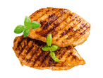 Zwei gegrillte Hähnchenbrustfilets mit Basilikumblättern auf schwarzem Hintergrund.
