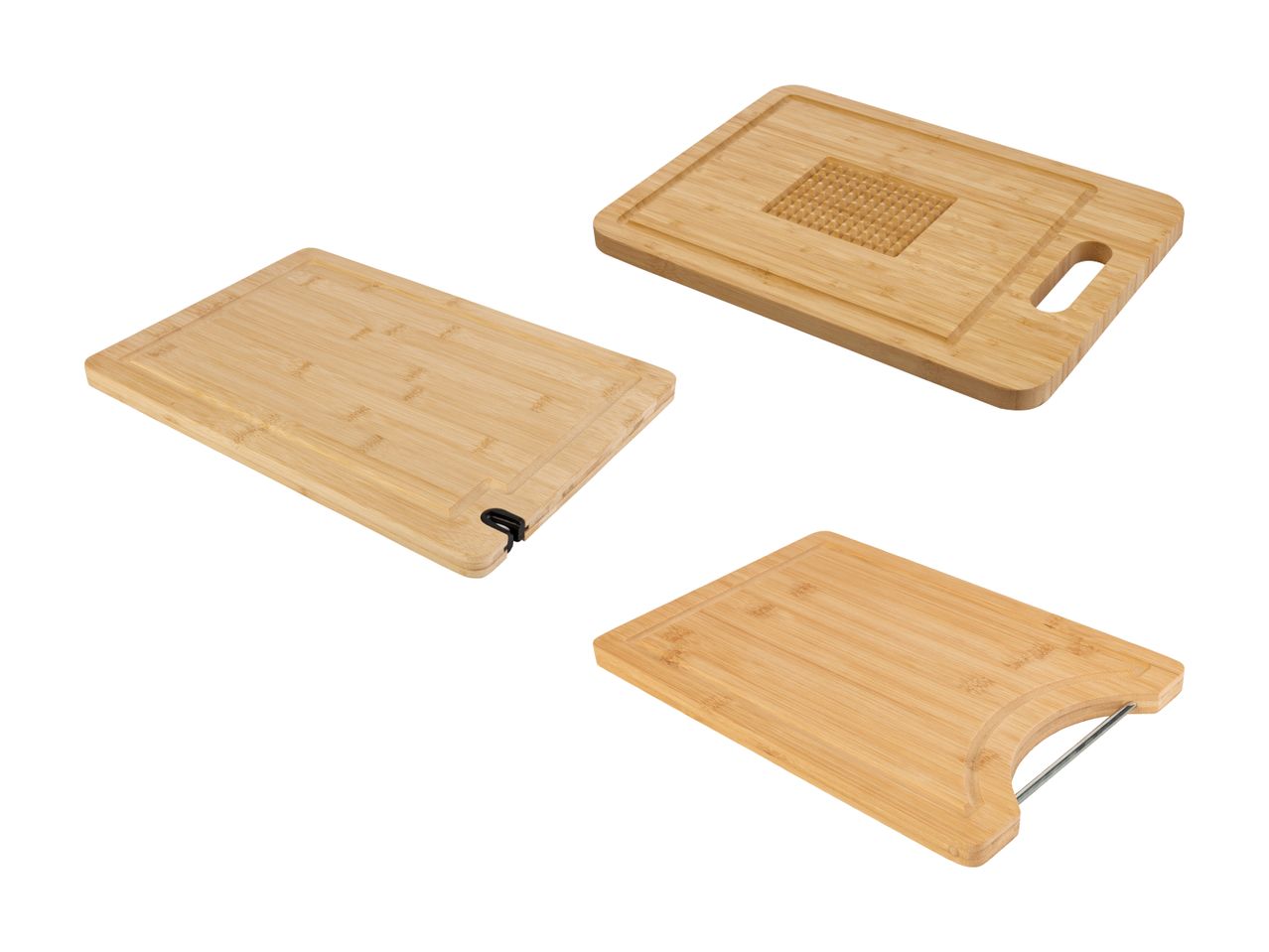 Trois planches à découper en bambou de différentes formes et tailles.