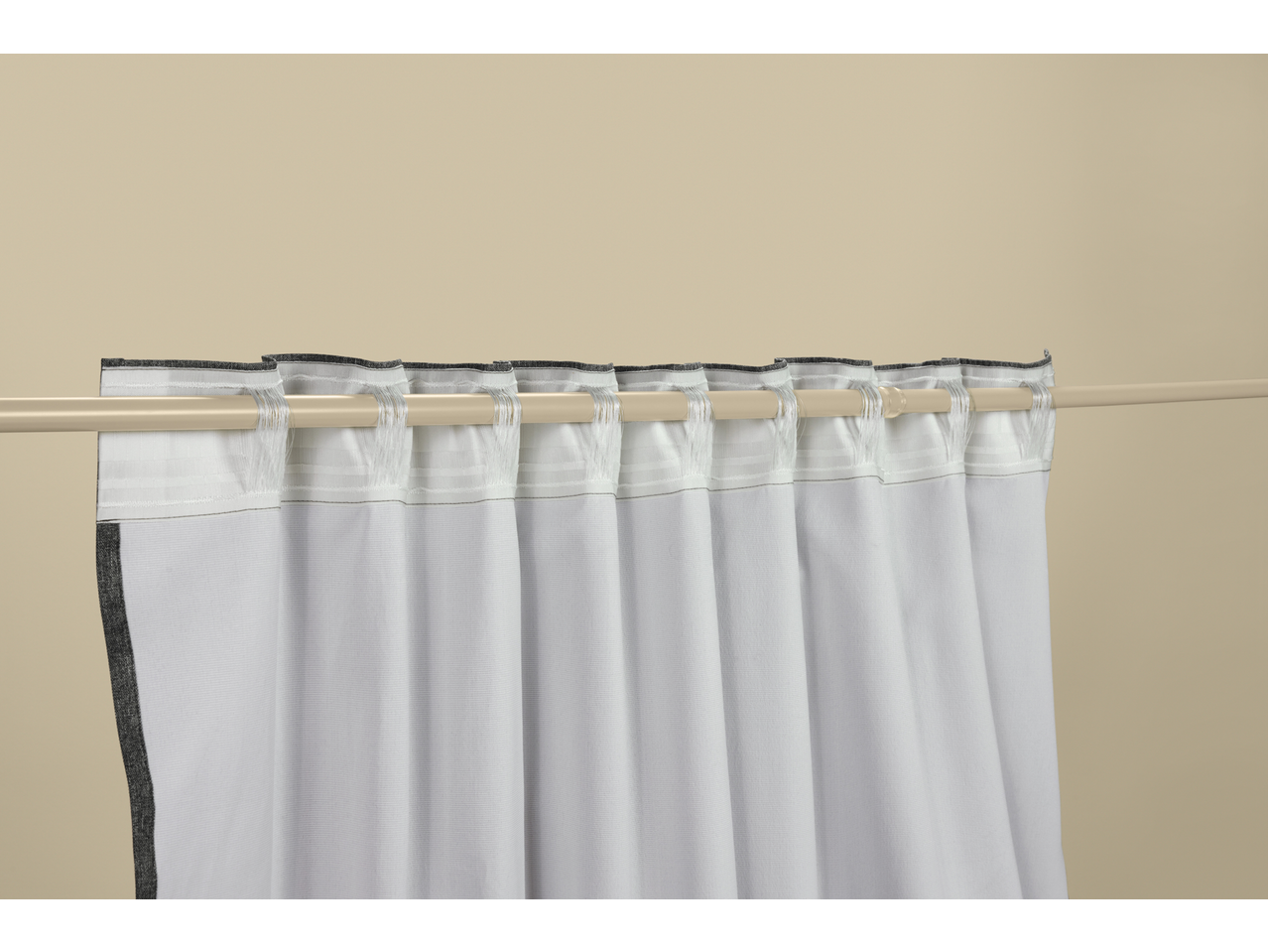 Cortina branca LIVARNO num varão bege, com pregas uniformes.