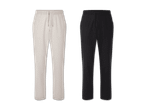 Zwei Paar Stoffhosen, eine beige und eine schwarze.