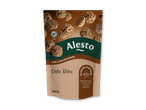 Dadelbidder med kakao og peanuts i en pose, der viser de snackbare bidder.
