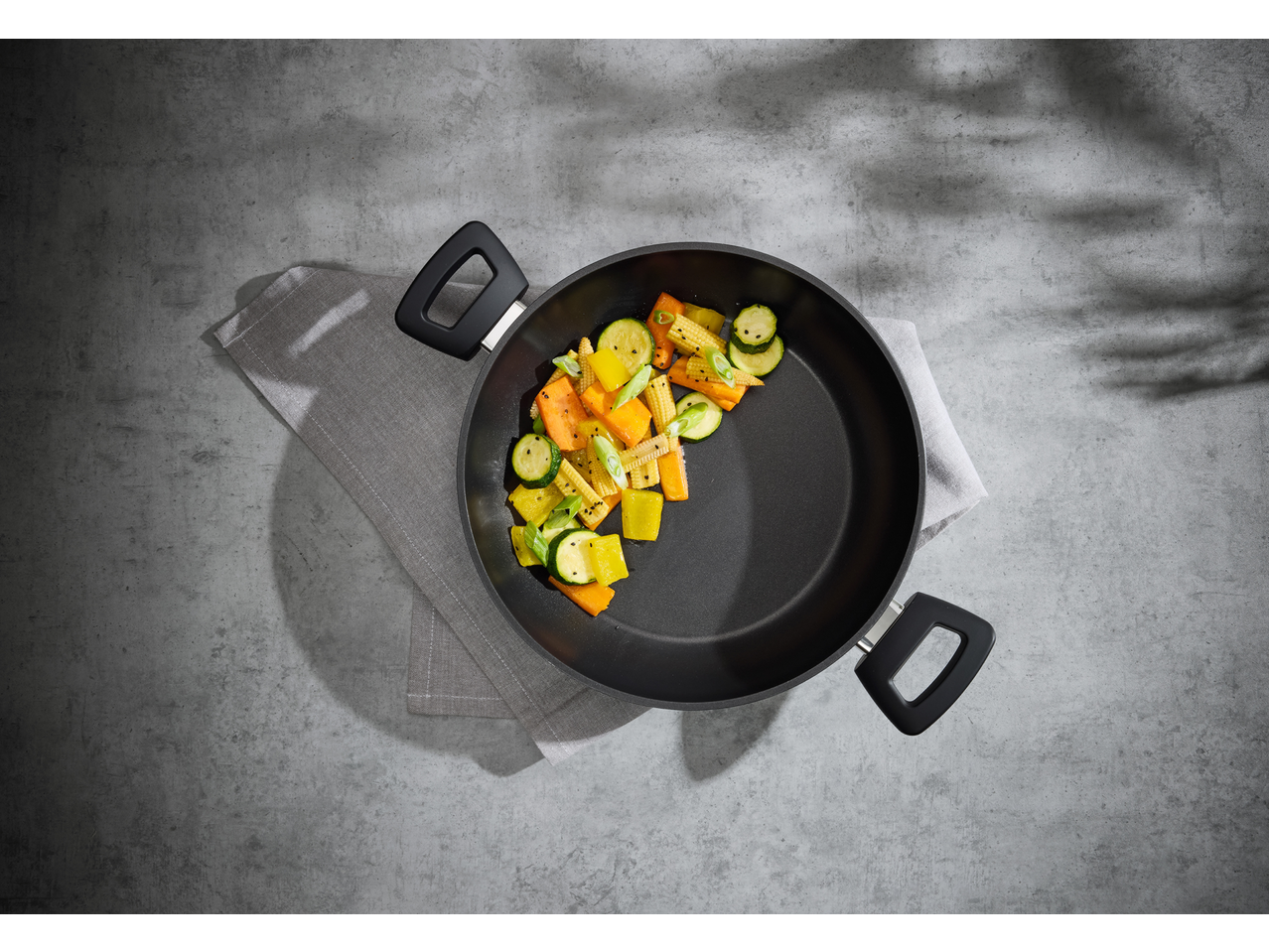 SILVERCREST® posuda za pečenje i serviranje sa povrćem na sivoj pozadini