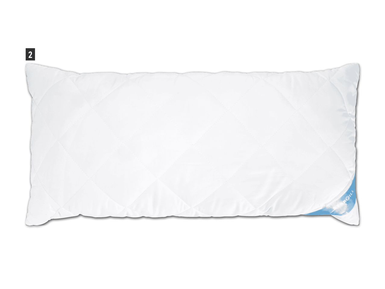 Weißes, gestepptes Kissen mit blauem Etikett