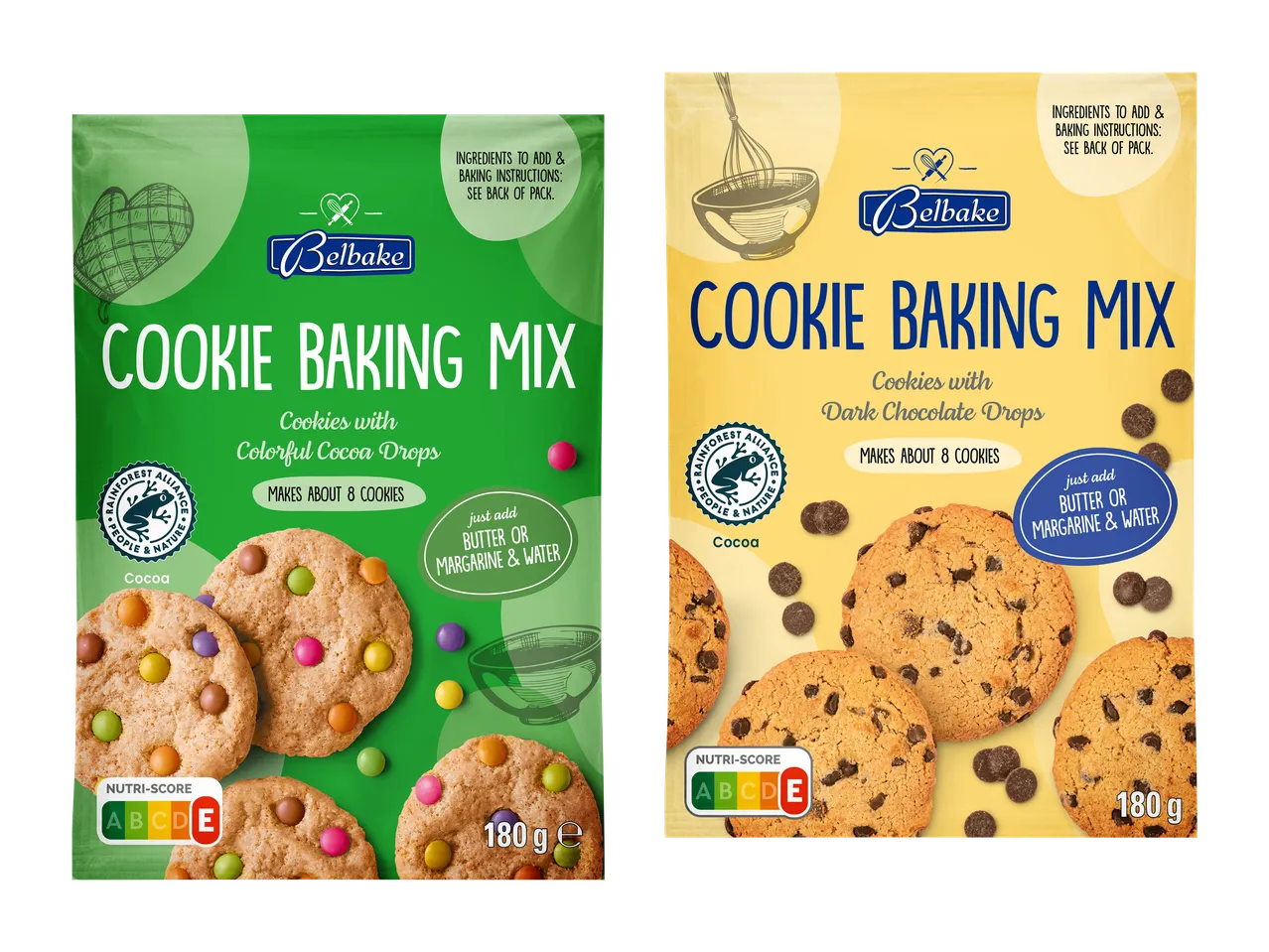 Dve vrečki mešanice za peko piškotov: ena z barvnimi kakavovimi kapljicami, druga s temnimi čokoladnimi kapljicami.