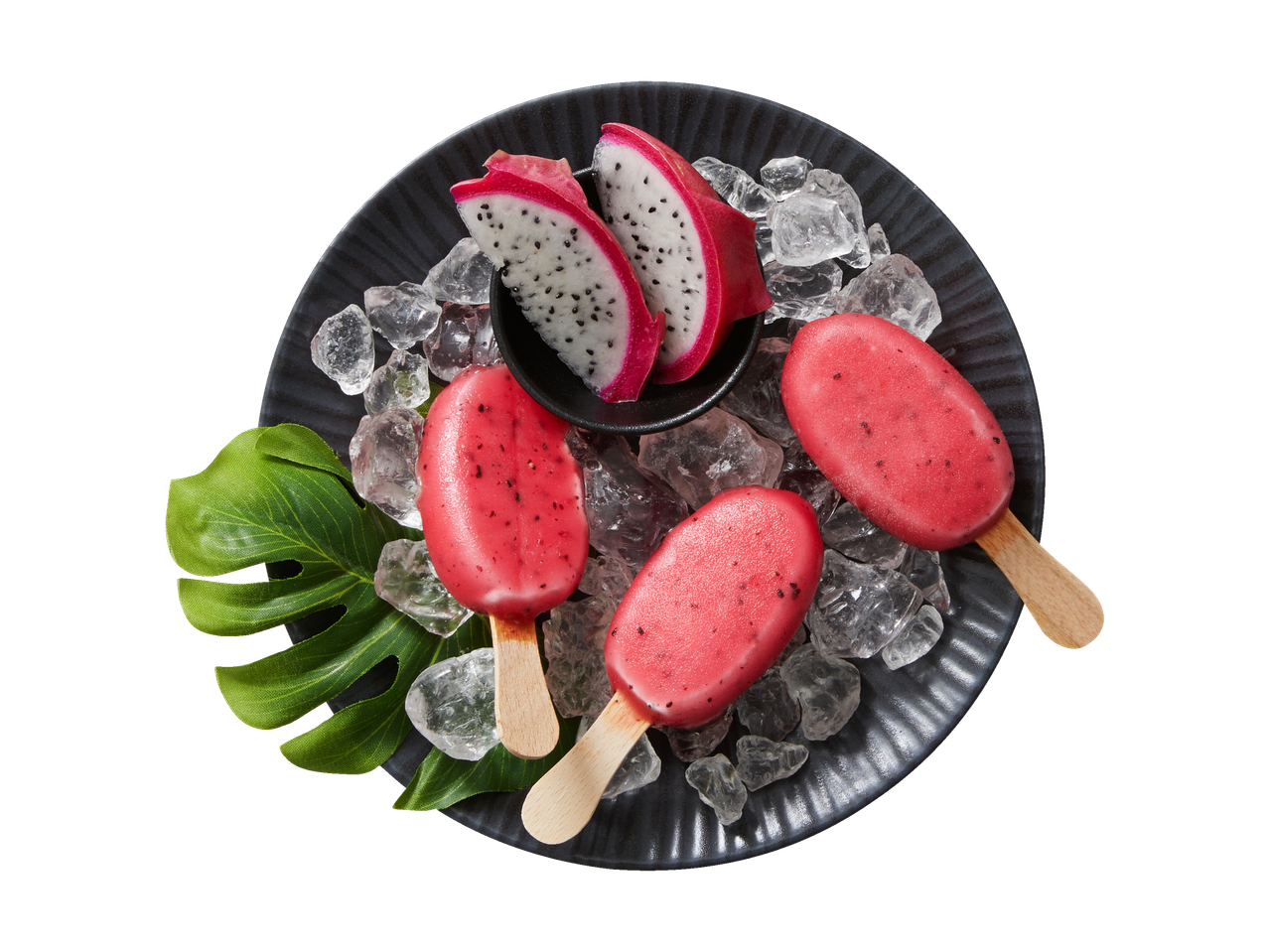 Picolés de fruta do dragão com fatias de fruta do dragão no gelo.