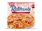 Verpakking van een diepvriespizza met salami, geserveerd op een bord met een glas wijn.