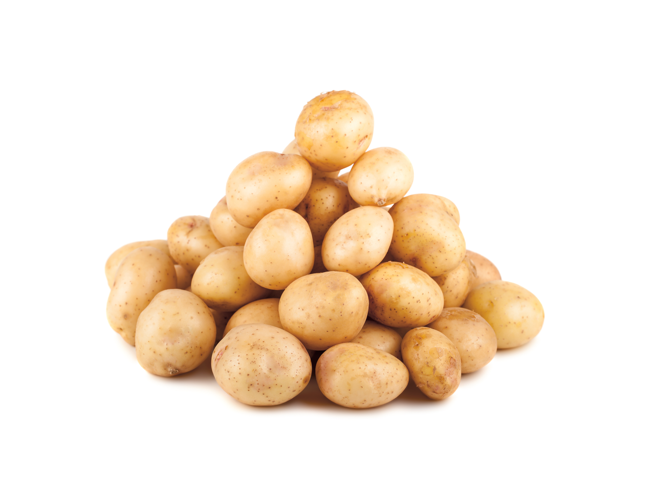 O grămadă de cartofi proaspeți, maro deschis, cu pete mici închise la culoare, pe un fundal alb.