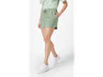 Model afișează un șort sport verde mentă.