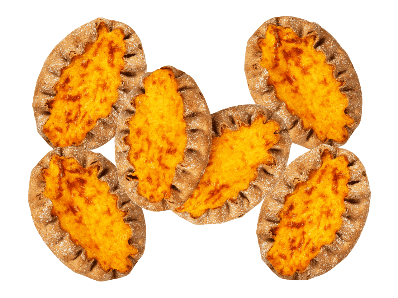 Kuusi karjalanpiirakkaa, joissa on kirkkaan oranssi täyte, mustalla taustalla.