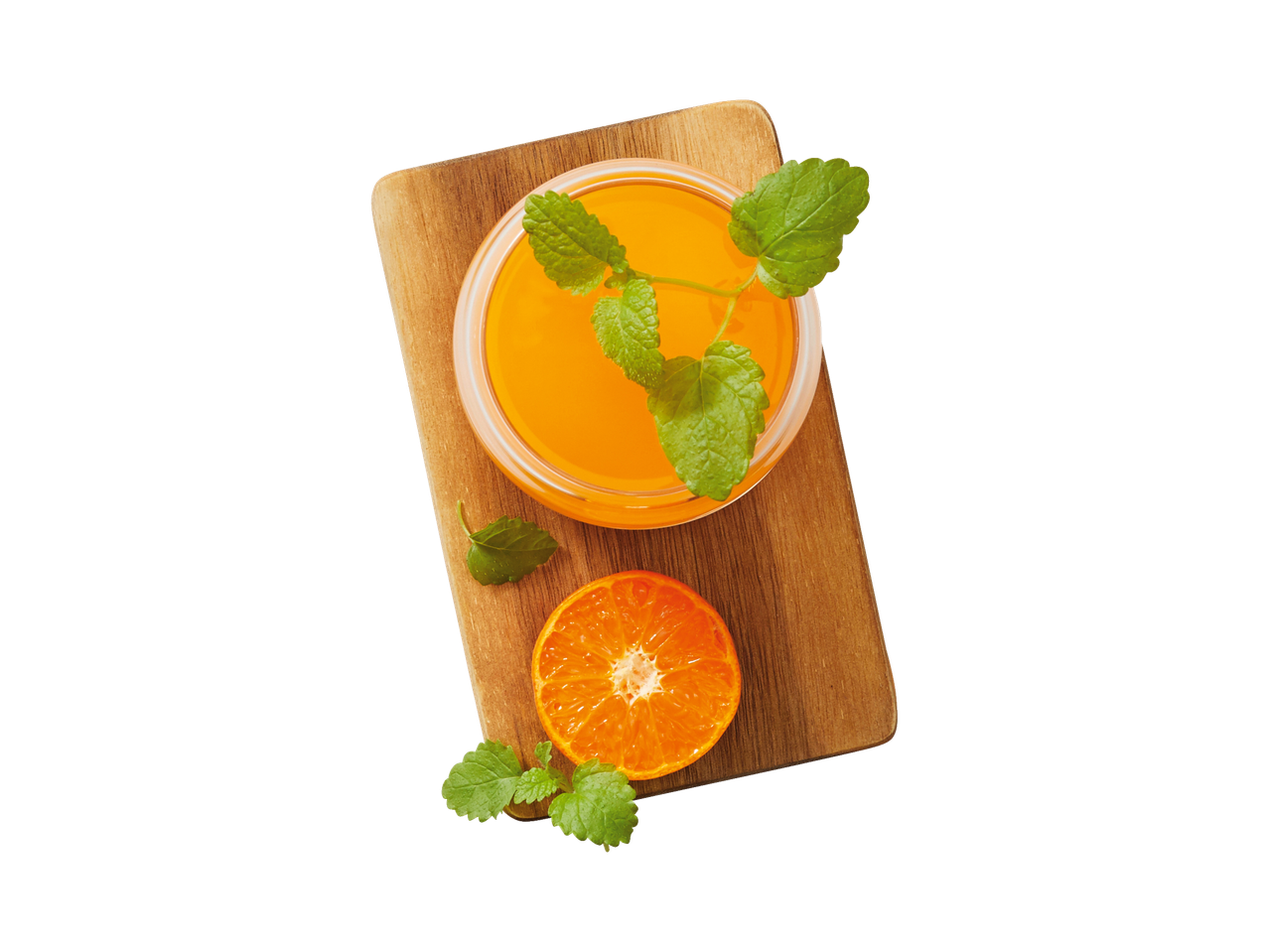Suco de laranja, fatia de laranja e folhas de hortelã em uma tábua de madeira.
