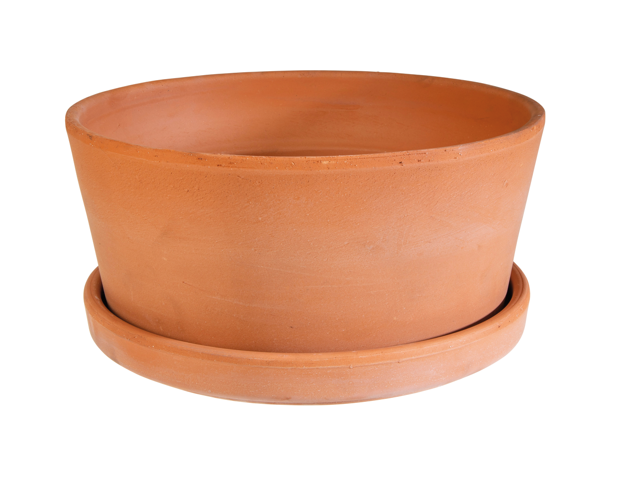 Lege terracotta bloempot met schotel op een witte achtergrond.