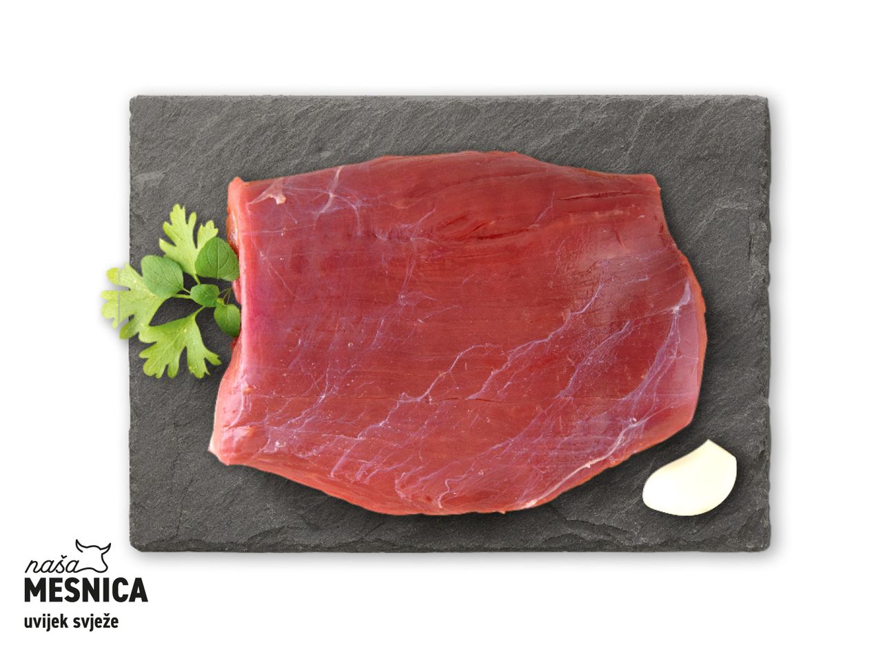Sirova tuna na tamnoj podlozi, uz peršin i češnjak.