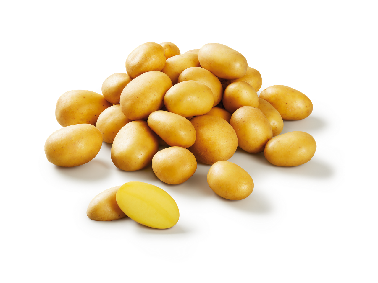 Un tas de pommes de terre jaunes, dont une coupée en deux, sur fond noir.
