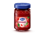 Een glazen pot aardbeienjam met een blauw deksel en een etiket met aardbeien.