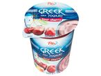 Két Pilos görög stílusú, meggyes joghurt, egymásra helyezve.