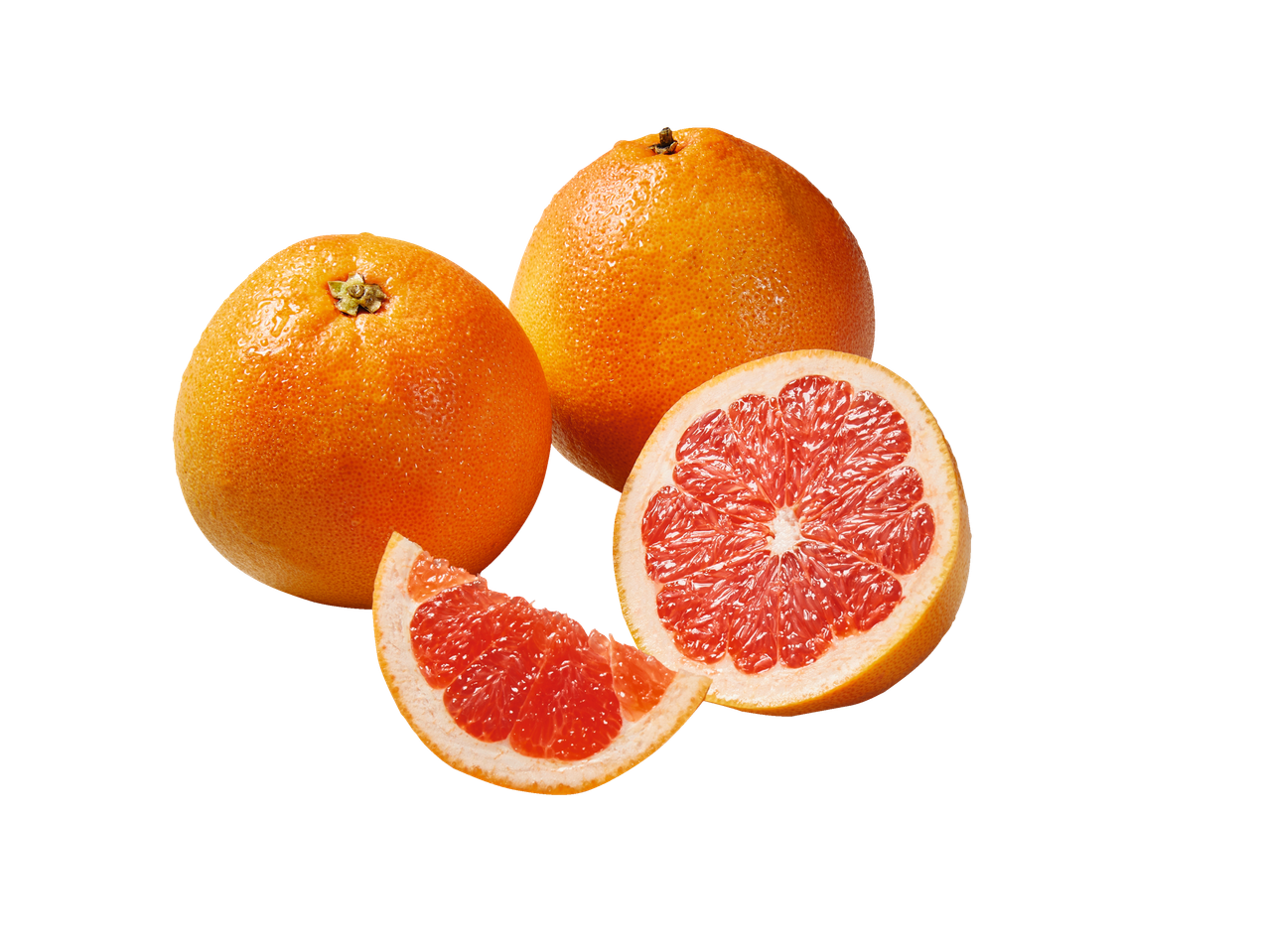 Två hela grapefrukter och två grapefruktklyftor mot svart bakgrund.