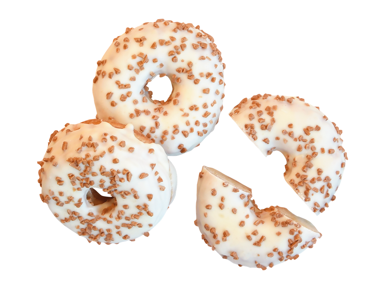 Valkoisella kuorrutteella ja ruskeilla strösseleillä päällystettyjä donitseja mustalla taustalla.