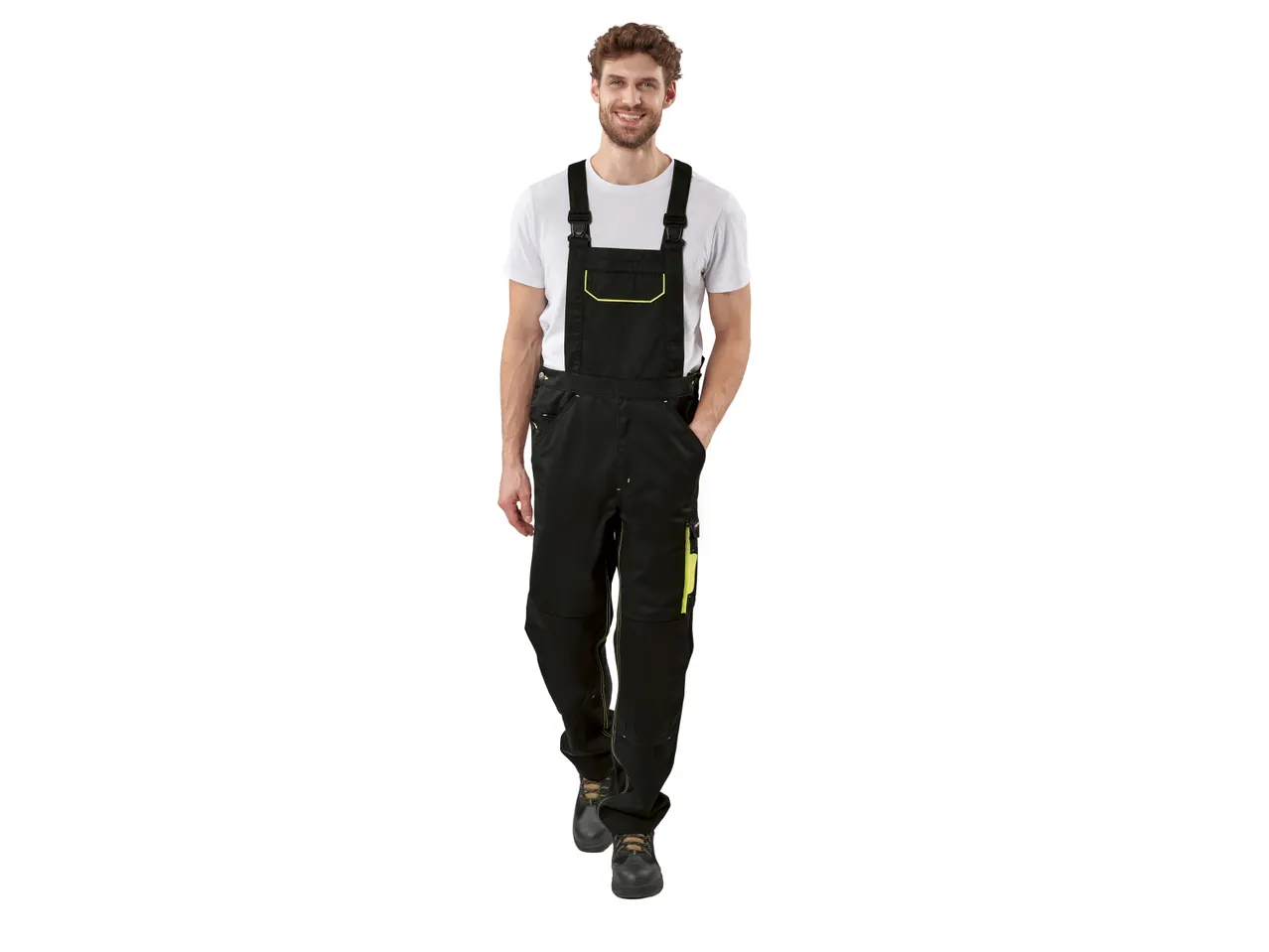 Un uomo indossa una tuta da lavoro nera.