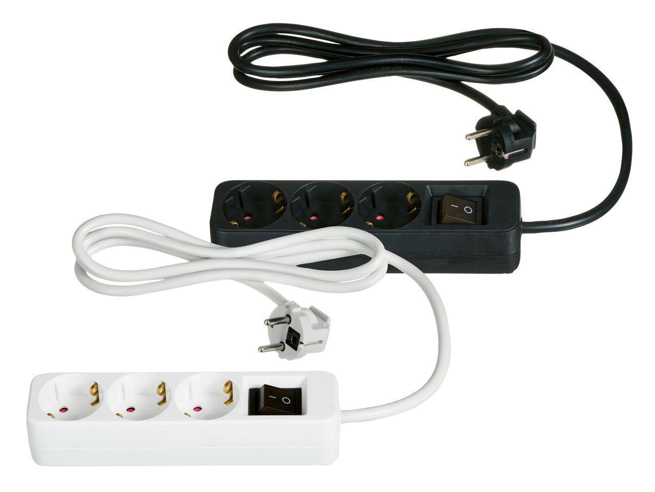 Zwei Steckdosenleisten mit Schalter, eine schwarze und eine weiße, auf weißem Hintergrund.