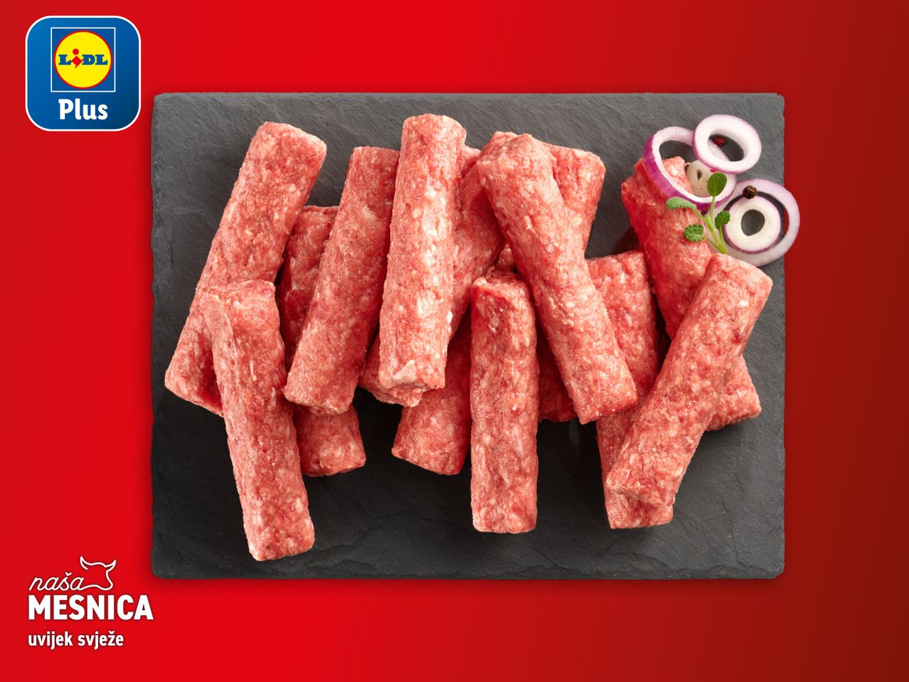 Lidl Plus: Svježe ćevapi na crnoj podlozi, ukrašeni crvenim lukom.