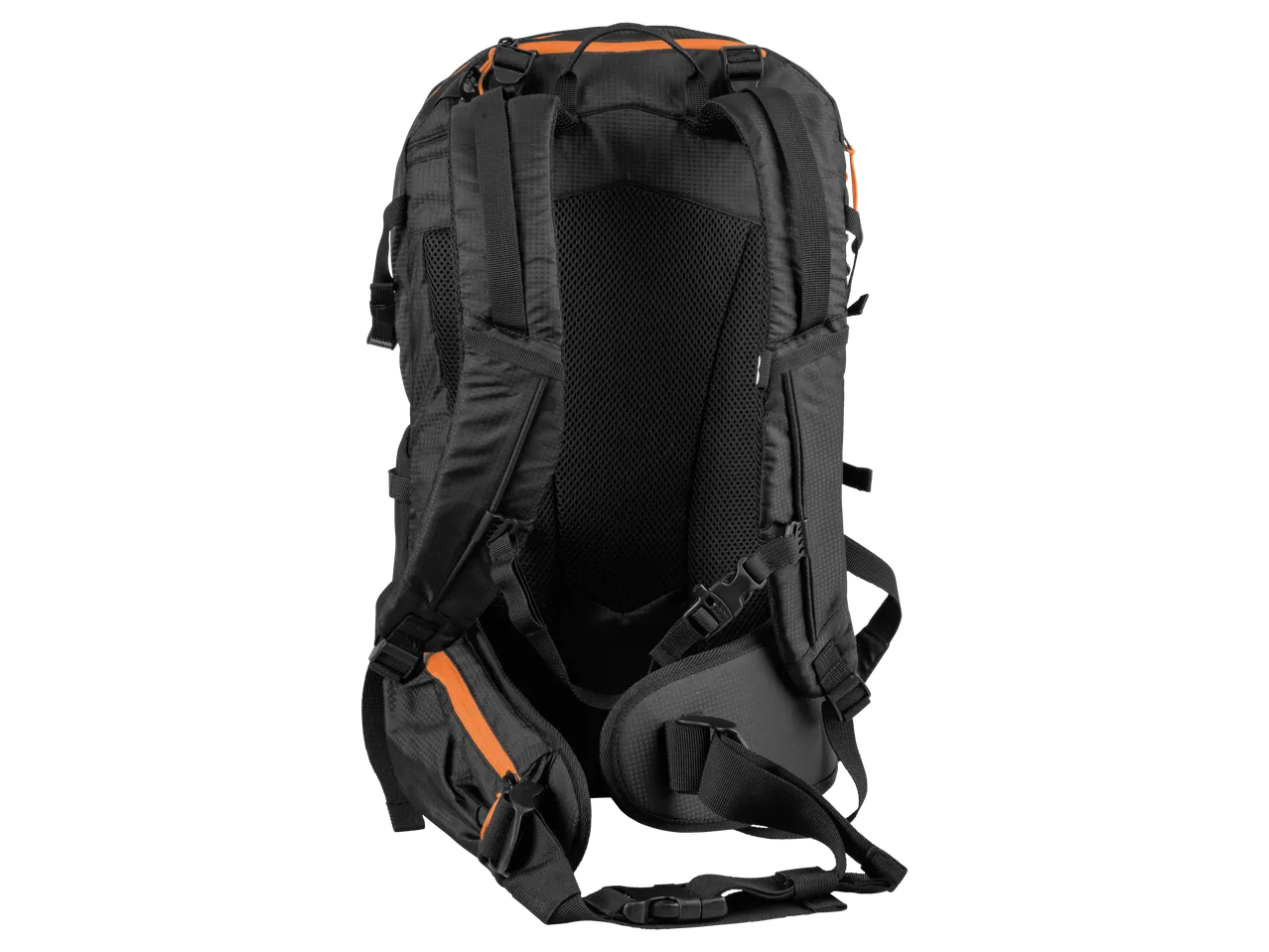 Mochila preta com detalhes laranja, ideal para caminhadas.