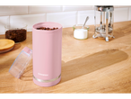 Moedor de café rosa SilverCrest com grãos de café em uma bancada de cozinha