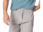 Pantaloni scurți de pijama gri cu șnur și un tricou albastru deschis.