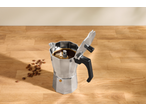 Espressor SILVERCREST cu cafea și boabe de cafea pe o masă de lemn.