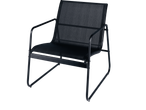Crna baštenska stolica sa metalnim okvirom i sedištem i naslonom od tekstilne mreže