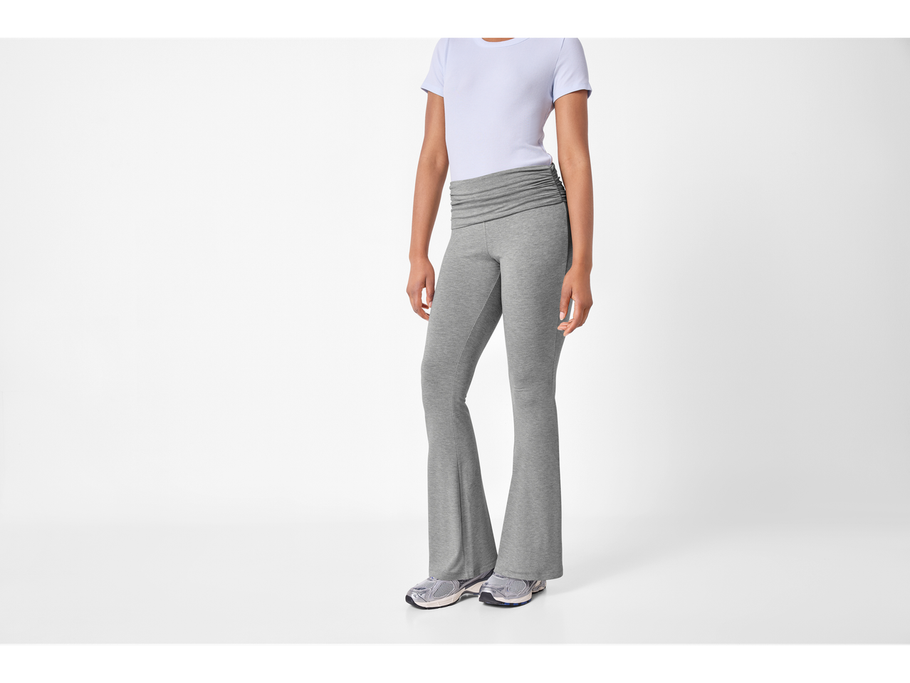 esmara® Ladies' Leggings in grey, paired with a white t-shirt and sneakers.