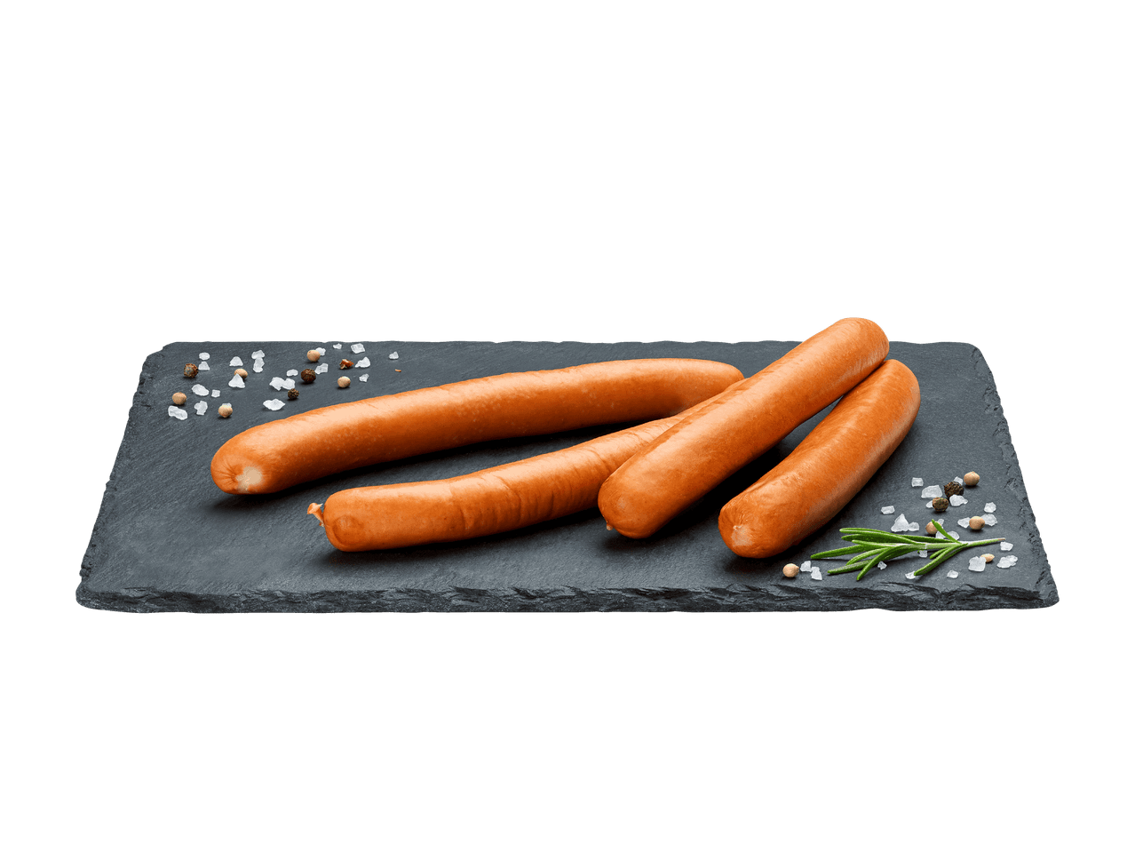 Trois saucisses sur une ardoise noire avec du romarin, du sel et du poivre.