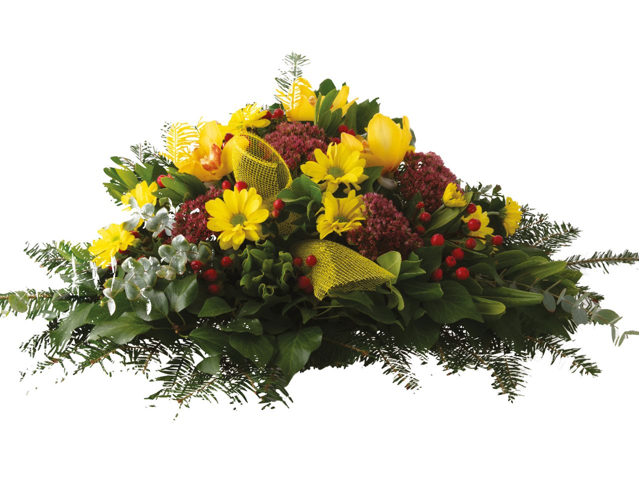 Aranžman od žutih krizantema, orhideja, crvenih bobica i zelenog lišća.