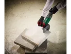 O persoană folosește un polizor unghiular Parkside pentru a tăia o placă de beton.