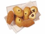 Madeleines au chocolat sur une serviette.
