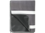 Plaid de pique-nique gris et blanc rayé avec une couche inférieure imperméable.