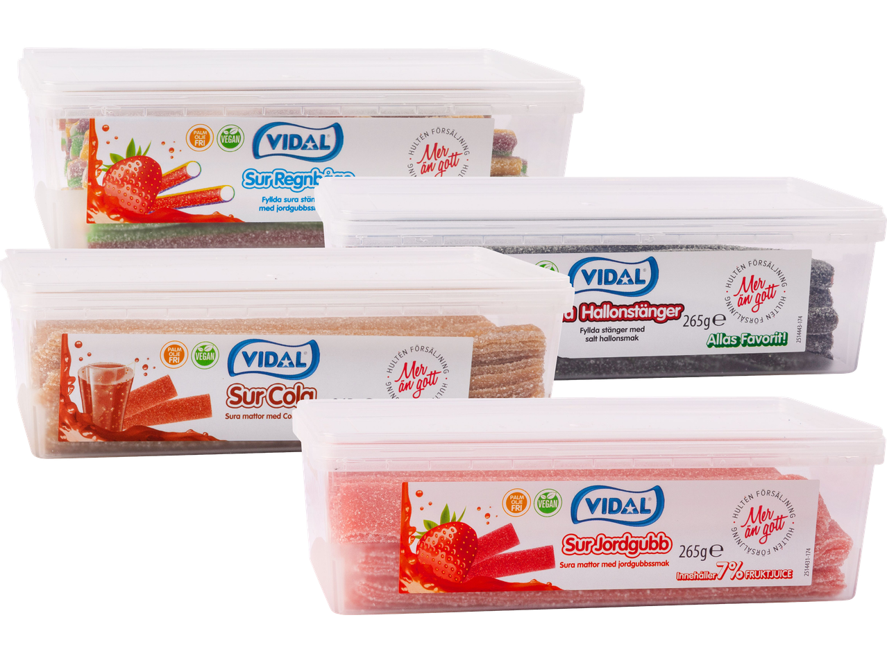 Fyra transparenta plastbehållare med olika sura godisar, inklusive jordgubbsstänger, colasmak och hallonstänger.