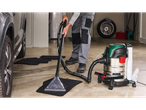 Osoba čisti patosnicu automobila Parkside® mokrim/suvim usisivačem.
