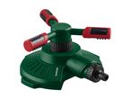 Grøn og rød roterende havesprinkler med tre arme og justerbare dyser.