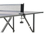 Mesa de ténis de mesa com rede e grampo.