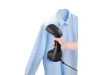 Uma mão a vaporizar uma camisa azul clara com uma escova a vapor Silvercrest®.