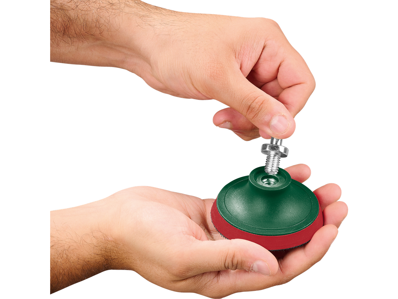 Mãos segurando um suporte de lixa PARKSIDE, com o parafuso de fixação visível