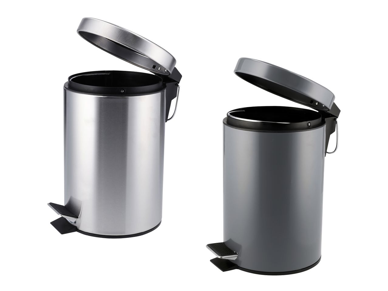 Zwei Treteimer aus Edelstahl, einer silberfarben und einer grau, mit geöffneten Deckeln.
