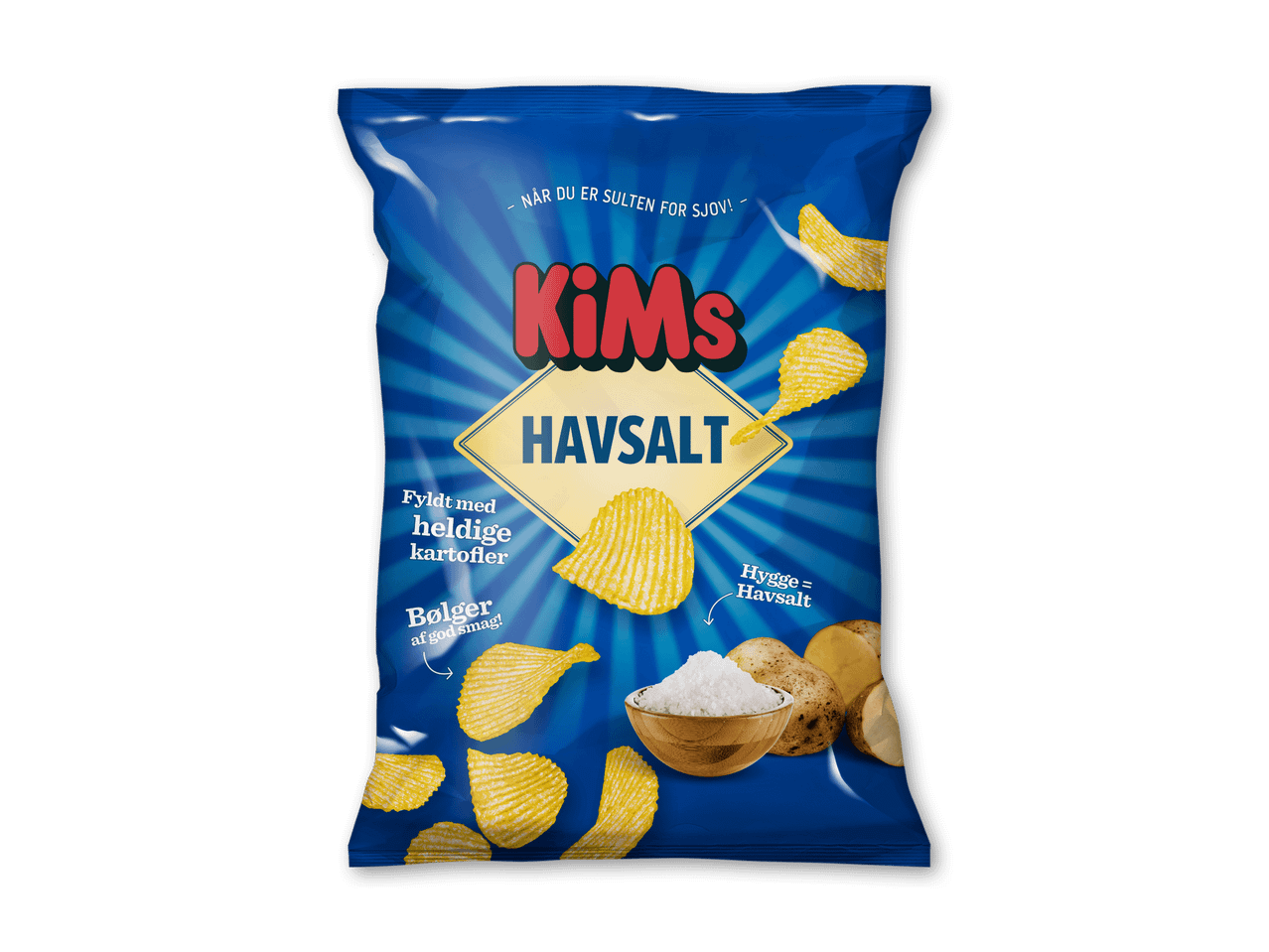 En blå pose chips med havsalt, der viser sprøde chips, kartofler og salt.