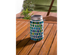 Uma luminária solar com mosaico azul e verde em uma mesa de madeira.