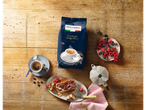 ITALIAMO Espresso Magnifico koffiepakket, espresso, tiramisu en bessen op een houten tafel.