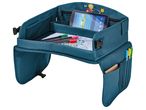 Синя детска маса за пътуване и игра Ultimate Speed® с отделения за писалки, таблет и други предмети.