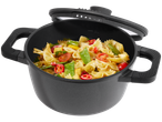 Panela de alumínio Silvercrest® com massa farfalle e vegetais.